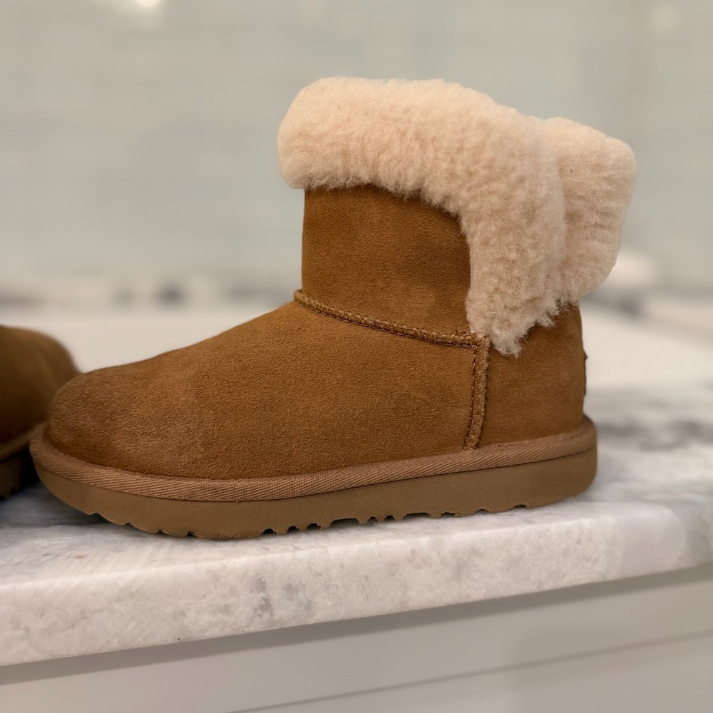 Girls Ugg Saniya Genuine Shearling boot size 2 kids (age 8-10 or so) in Chestnut